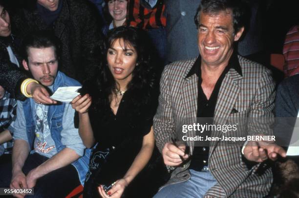 Carlos Sotto Mayor et Jean-Paul Belmondo au concert de Johnny Halliday au Zenith le 2 février 1985 à Paris, France.