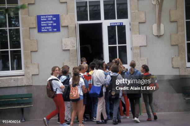 Elèves dans la cour de l'école lors de la rentrée scolaire au collège Victor Hugo le 4 septembre 1997 à Nantes, France.