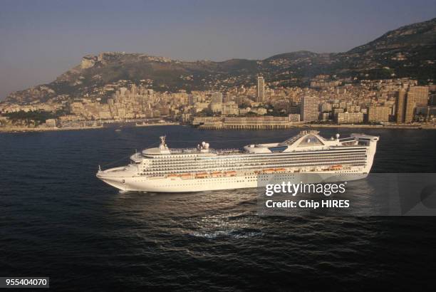 Le paquebot de croisière "Grand Princess" au large de Monaco le 5 juin 1998 en France.