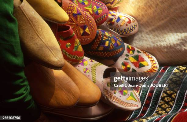 Babouches artisanales en cuir dans le souk de Marrakech, Maroc.