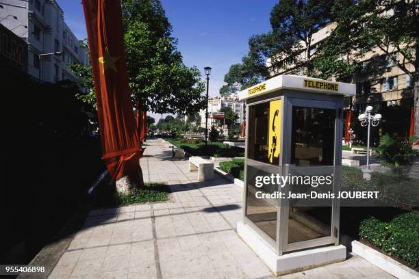 Inscription en français sur une cabine téléphonique à Hô-Chi-Minh-Ville , Viêt Nam.