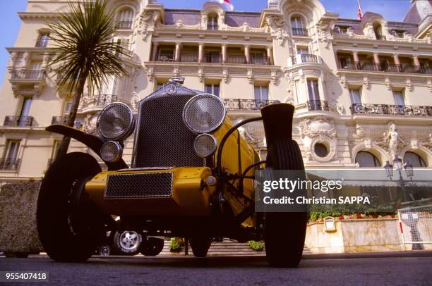 Voiture ancienne devant l'Hôtel de Paris, Monté-Carlo, circa 1990, principauté de Monaco.