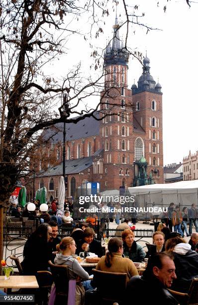 La grande place est une des plus grandes places d'Europe ,tracée d'aprés le plan de fondation de la ville de Cracovie en 1257,Pologne.