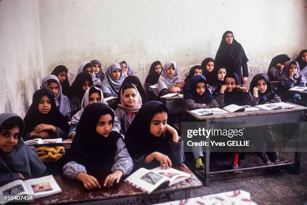 Petites filles en classe dans une école primaire à Ispahan, Iran.