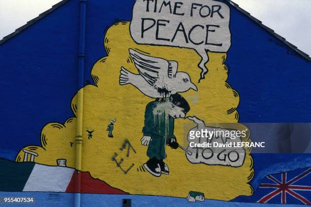 Fresque prônant la paix dans le quartier catholique de Belfast, en Irlande Du Nord, Royaume-Uni.