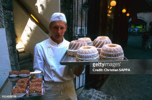Patissier présentant des spécialités locales, Marmorkuchen, circa 1990, Salzbourg, Autriche.