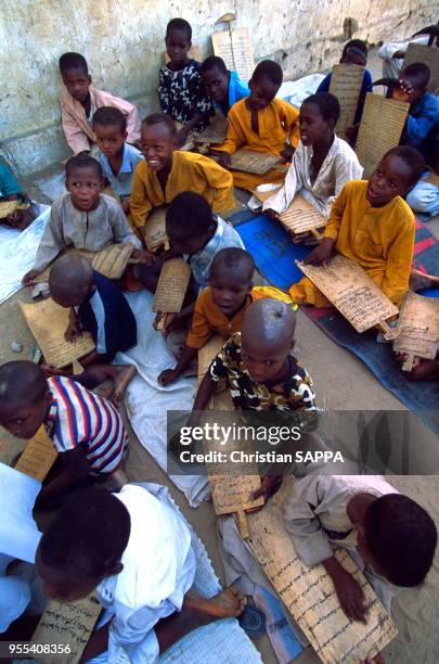 Ecole coranique dispensée sur un trottoir dans la rue, circa 1990, N'Djaména, Tchad.