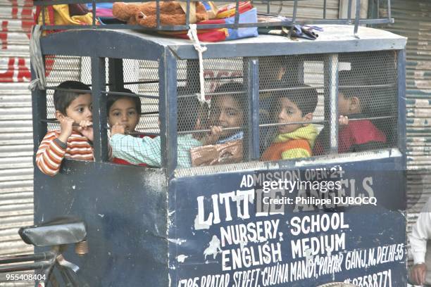 RAMASSAGE SCOLAIRE , NEW DELHI, INDE.