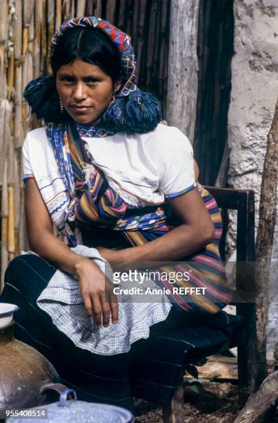 Portrait d'une jeune femme indienne à Aguacatan, Guatemala.