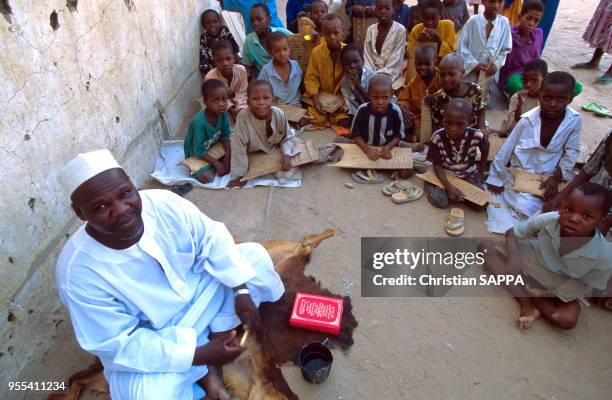 Ecole coranique dispensée sur un trottoir dans la rue, circa 1990, N'Djaména, Tchad.