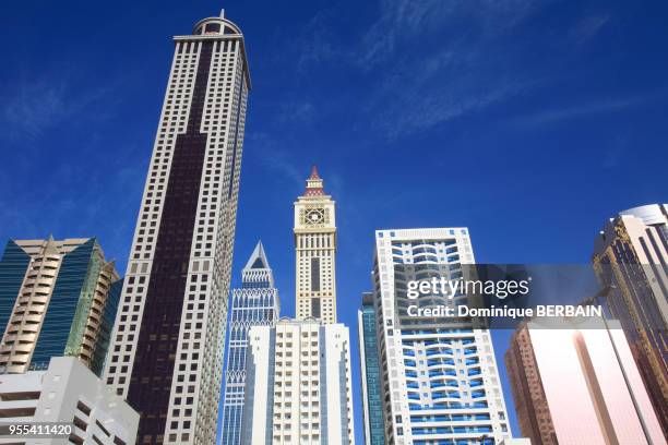 Le long de la plus grande avenue de Dubaï, de nombreuses tours d'architectures très variées ont été construites ces quinze dernières années.