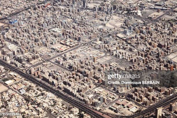 Quartier résidentiel de Kuwait city. Quartiers d'Immeubles quadrillés par des autoroutes.