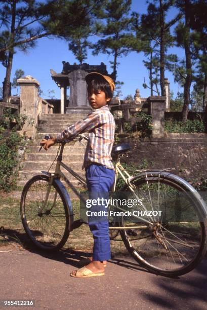 Enfant sur un vélo d'adulte à Hué, Viêt Nam.