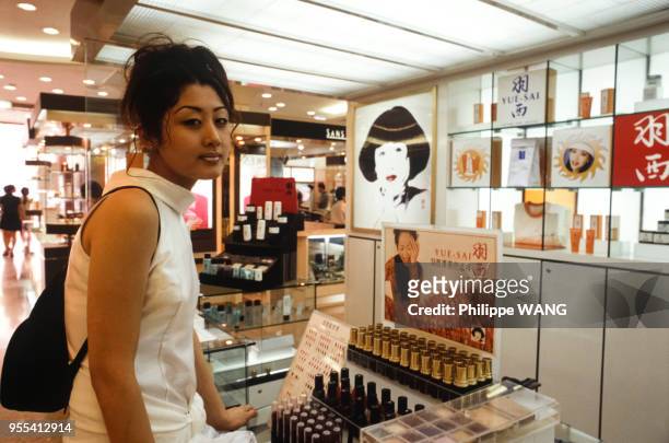 Jeune femme dans le rayon cosmétique d'un grand magasin à Pékin, Chine.
