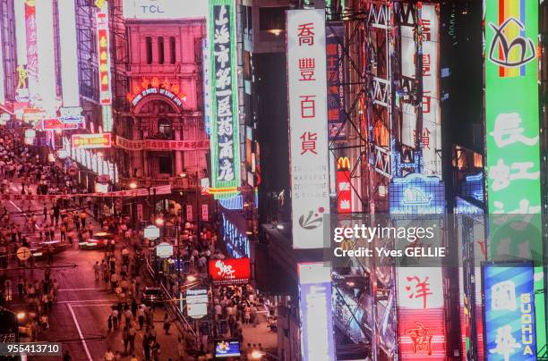 Vue d'une rue de Suzhou de nuit, Chine.