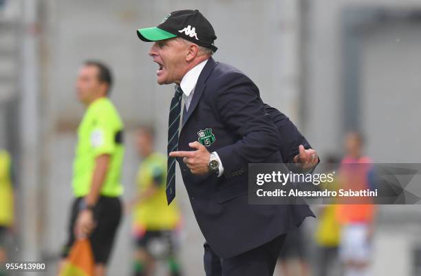 Giuseppe Iachini head coach of US Sassuolo issues instructions to his players during the serie A match between US Sassuolo and UC Sampdoria at Mapei...