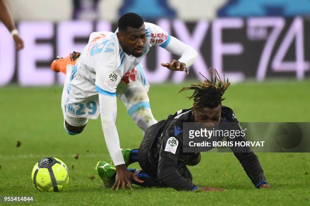 Marseille's French midfielder Andre-Frank Zambo Anguissa competes for the ball with Nice's French midfielder Allan Saint-Maximin during the French L1...