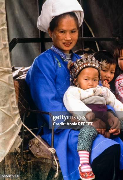 Femme Sui avec son bébé dans le xian de Libo, dans la province du Guizhou, Chine.