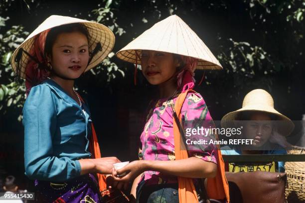 Groupe de jeunes femmes Hanis dans le xian de Menghai, dans la préfecture autonome dai de Xishuangbanna, dans la province du Yunnan, Chine.