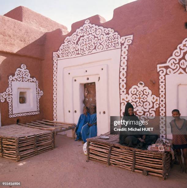 Femme avec ses enfants dans une cour intérieure à Oualata, Mauritanie.