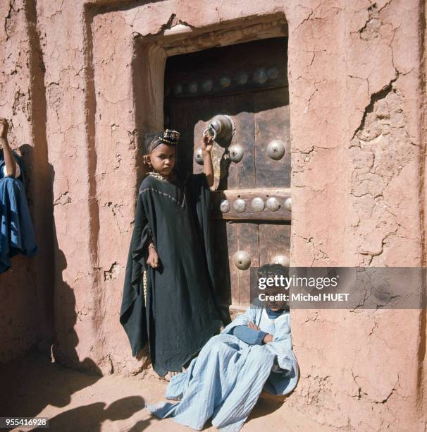 Petites fille devant leur maison à Oualata, Mauritanie.