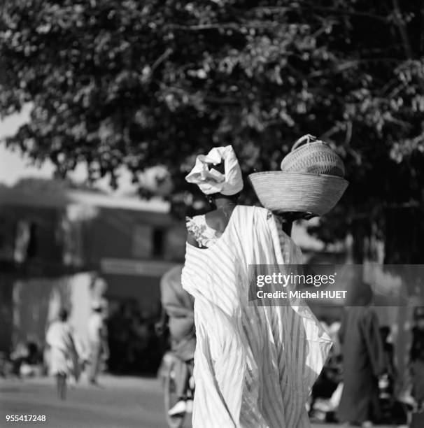 Femme transportant des paniers dans la rue à Bamako, Mali.