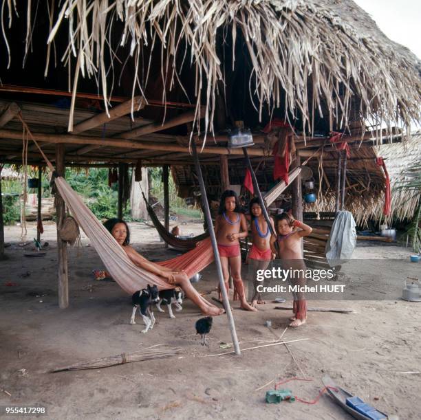 Famille d'indiens Wayana à Maripasoula, Guyane française.