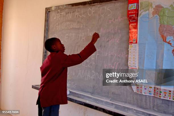 Garçon devant le tableau noir, Jos, Nigéria.