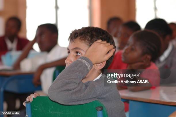 Garçon écoutant en classe, Jos, Nigéria.