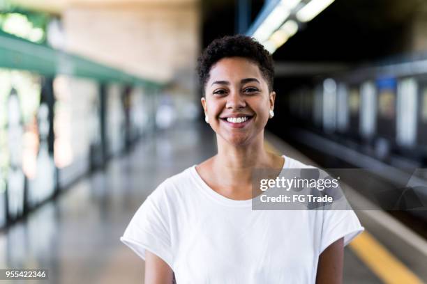 portret van latijnse jong meisje - pardo brazilian stockfoto's en -beelden