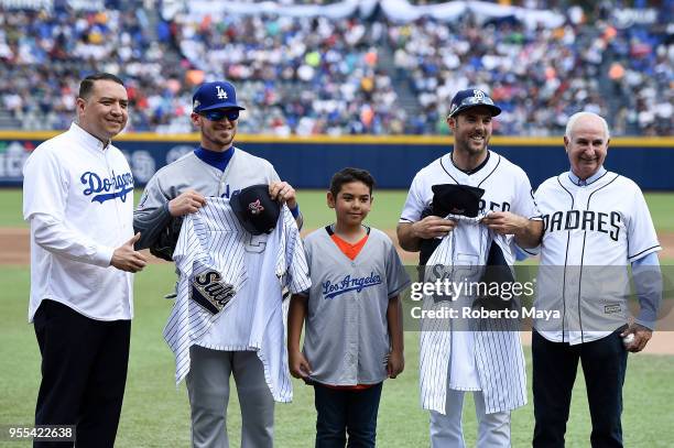 José Maiz and Willie González, Yasmani Grandal of the Los Angeles Dodgers and Matt Szczur of the San Diego Padres pose for a photo after the...