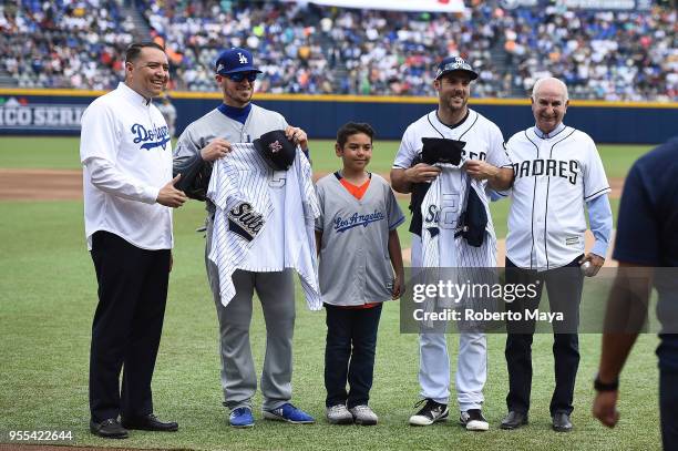 José Maiz and Willie González, Yasmani Grandal of the Los Angeles Dodgers and Matt Szczur of the San Diego Padres pose for a photo after the...