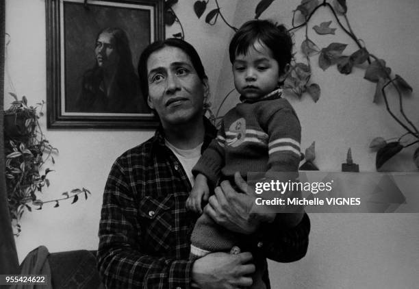 Indien Pueblo avec son fils dans le village de Taos Pueblo au Nouveau-Mexique, Etats-Unis.