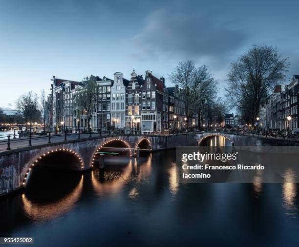 canal crossroads at keizersgracht, amsterdam, netherlands - iacomino netherlands foto e immagini stock