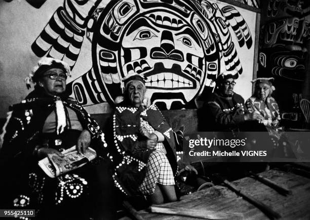 Indiens Potlatch en costume traditionnel à Alert Bay, en Colombie Britannique, Canada.