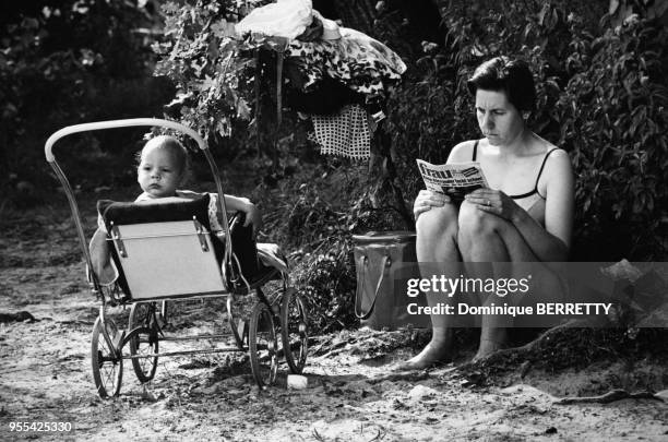 Femme avec son bébé sur la plage de Wannsee à Berlin, Allemange.