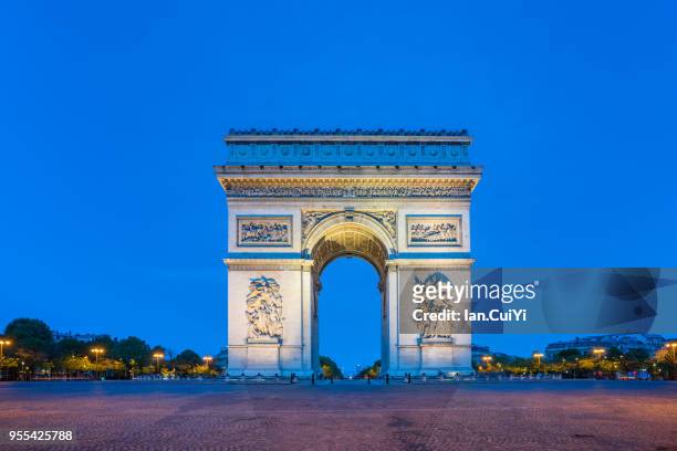view of arc de triomphe in paris at dawn. - arc de triomphe stock pictures, royalty-free photos & images