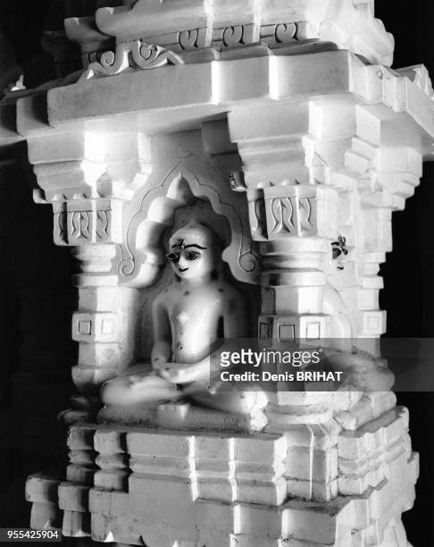 Sculpture de Mahavira dans un temple jaïn de Palitana, en Inde.
