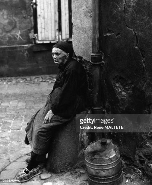 Portrait d'une femme âgée mendiant dans la rue à Naples, Italie.