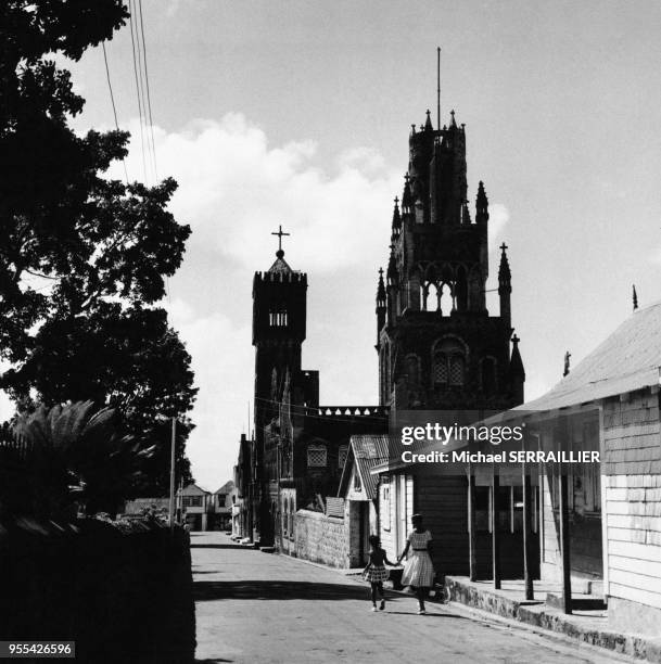 Rue de Kingstown devant la cathédrale Saint-Mary, Saint-Vincent-et-les-Grenadines.