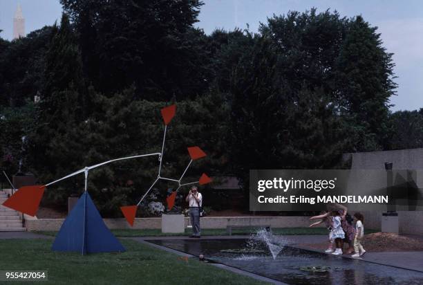 Le jardin de sculptures du ?Hirshhorn Museum and Sculpture Garden? à Washington DC, en juillet 1988, Etats-Unis.