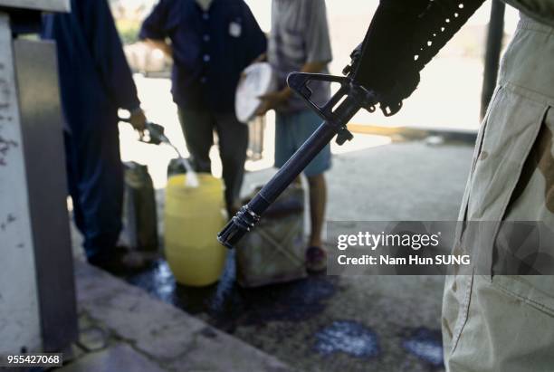 American soldiers are guarding the access to the Al Gayara gas station. May 2003. Bagdad, les soldats américains contrôlent l'accès à la station...