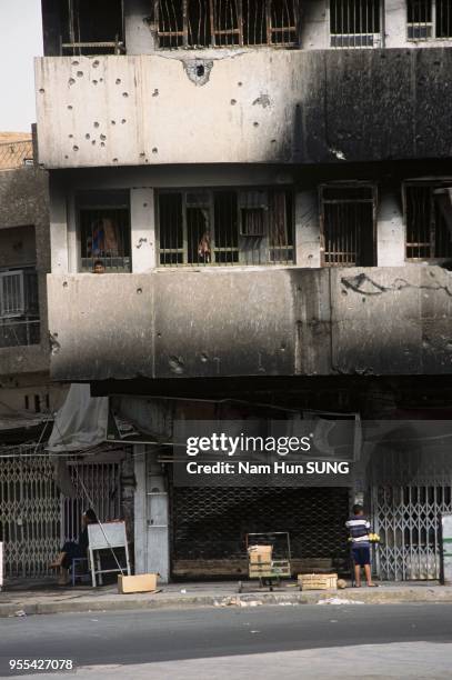 Baghdad, a building which was destroyed by the bombing. May 2003. Bagdad, un immeuble détruit par les bombardements. Mai 2003.