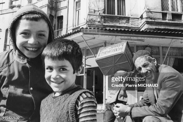 Enfants posant dans la rue à Istanbul, Turquie.