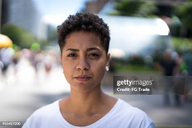 portret van een latijns-meisje in de stad - colombian ethnicity stockfoto's en -beelden