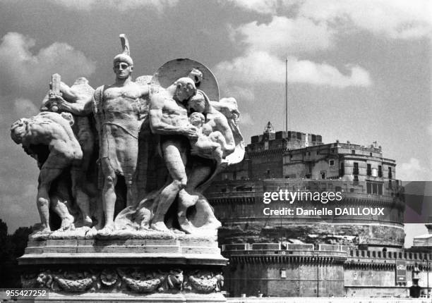 Statue du pont Vittorio Emanuele II, devant le château Saint-Ange à Rome, en Italie.