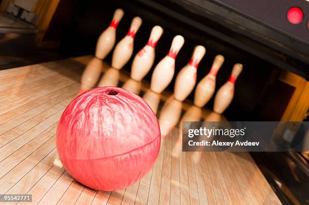 bola de bolos con contactos - bowling ball fotografías e imágenes de stock