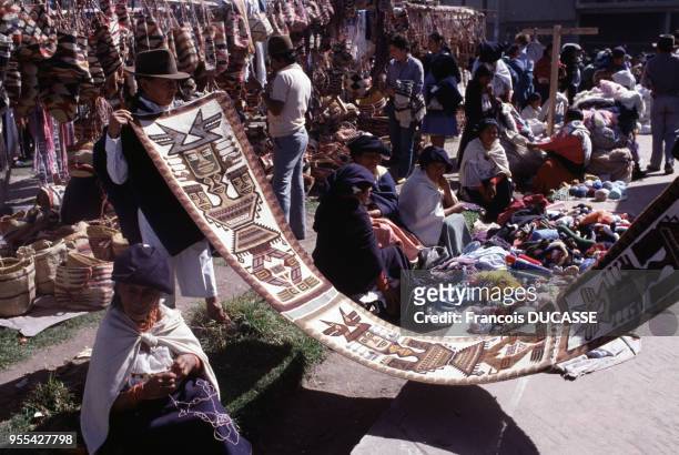 Artisanat indien sur le marché à Otavalo, Equateur.