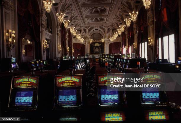 Machines de poker dans la salle blanche du casino de Monte-Carlo, à Monaco.