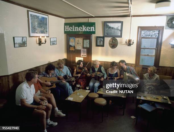 Musiciens dans un pub à Kinvara, Irlande.